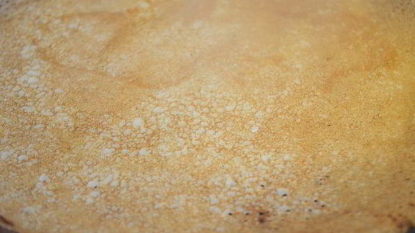 сладкие роллы из рисовых блинчиков с бананово-творожным кремом и шоколадным соусом