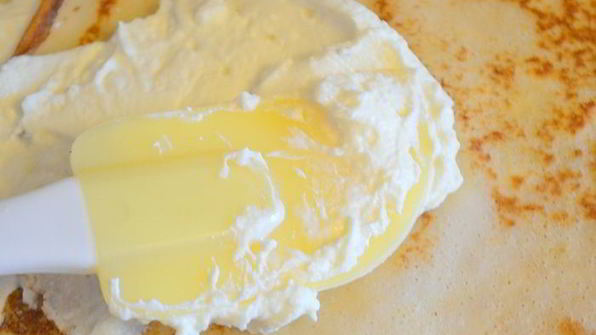 сладкие роллы из рисовых блинчиков с бананово-творожным кремом и шоколадным соусом