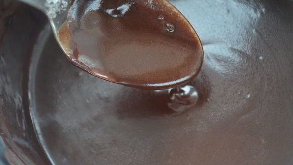 сладкие роллы из рисовых блинчиков с бананово-творожным кремом и шоколадным соусом