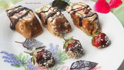 Сладкие роллы из шоколадных блинчиков с клубникой и лимонным курдом