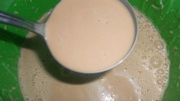 сладкие роллы из шоколадных блинчиков с клубникой и лимонным курдом