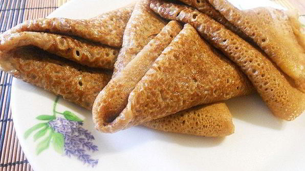 сладкие роллы из шоколадных блинчиков с клубникой и лимонным курдом