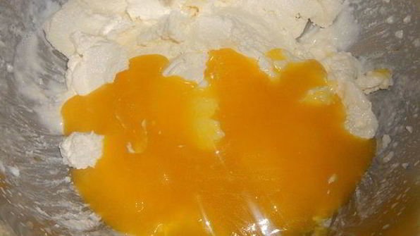 сладкие роллы из шоколадных блинчиков с клубникой и лимонным курдом