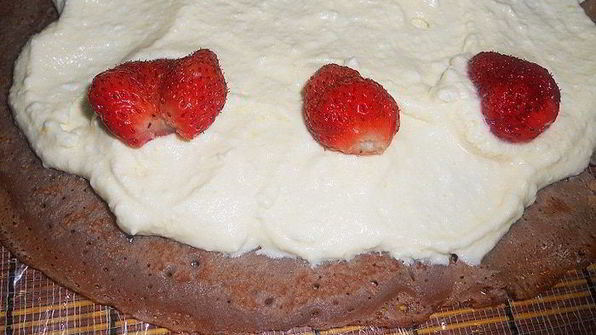 сладкие роллы из шоколадных блинчиков с клубникой и лимонным курдом