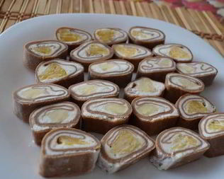 Сладкий ролл с фруктами