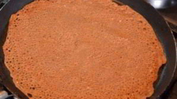 сладкий ролл с фруктами