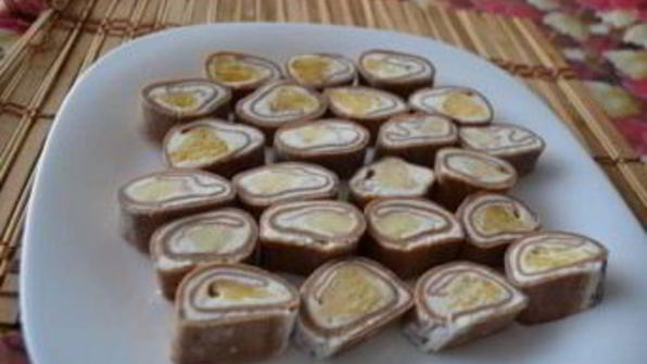 сладкий ролл с фруктами