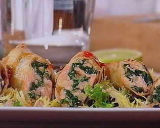 Спринг-роллы с лососем и свежим шпинатом