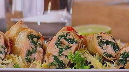 Спринг-роллы с лососем и свежим шпинатом