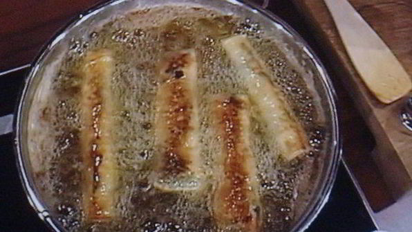 спринг-роллы с лососем и свежим шпинатом