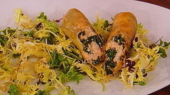 спринг-роллы с лососем и свежим шпинатом