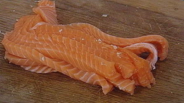 спринг-роллы с лососем и свежим шпинатом