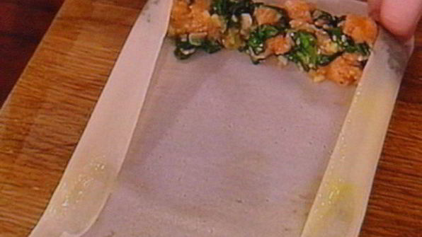 спринг-роллы с лососем и свежим шпинатом