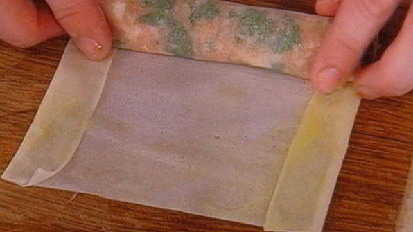 спринг-роллы с лососем и свежим шпинатом