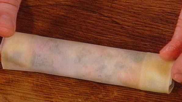 спринг-роллы с лососем и свежим шпинатом