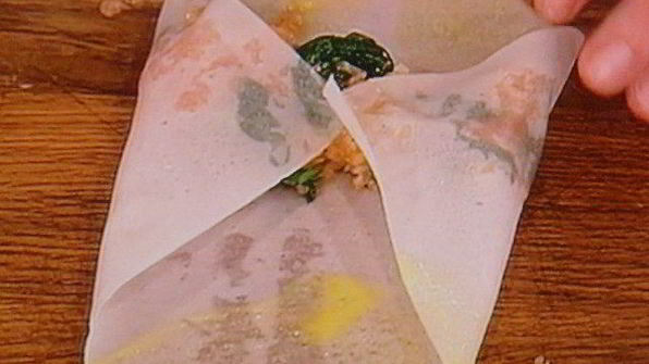 спринг-роллы с лососем и свежим шпинатом