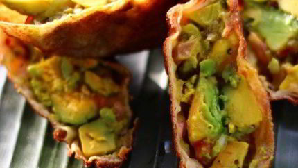 Яичный ролл с авокадо и зеленью