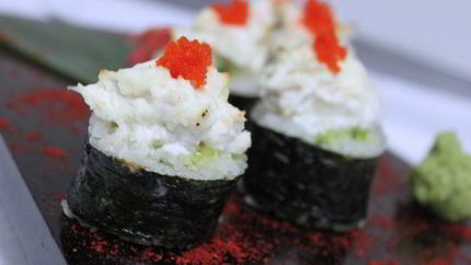 Запеченный ролл с крабом и авокадо