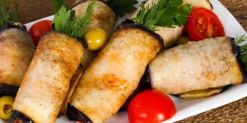 Рецепт баклажанных рулетиков с сыром и помидорами