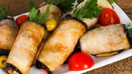 Баклажанные рулетики с сыром и помидорами