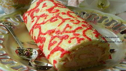 Бисквитный рулет с клубничной начинкой Ажурный