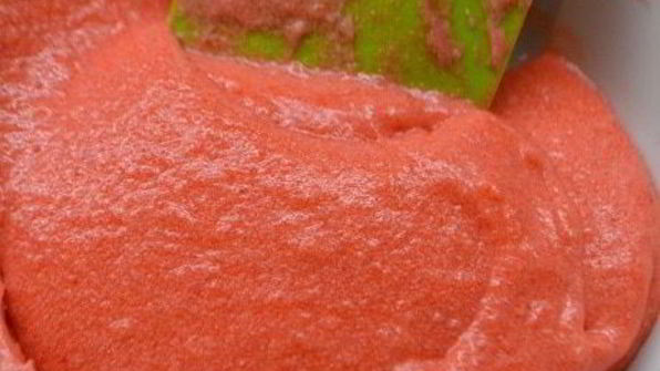 бисквитный рулет с клубничной начинкой ажурный