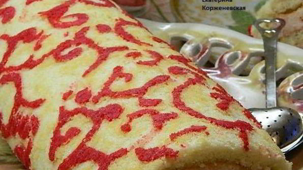 бисквитный рулет с клубничной начинкой ажурный