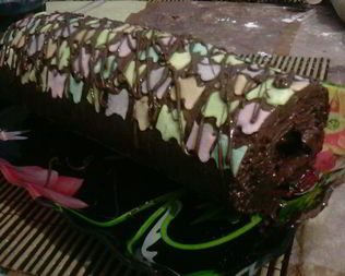 Бисквитный рулет с мастикой