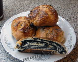 Дрожжевой рулет с маком