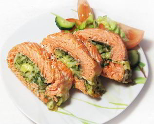 Фаршированный рулет из семги с рисом и шпинатом