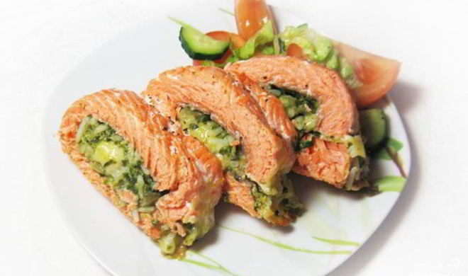 Фаршированный рулет из семги с рисом и шпинатом