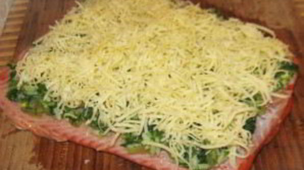 фаршированный рулет из семги с рисом и шпинатом