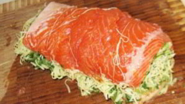 фаршированный рулет из семги с рисом и шпинатом