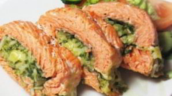 фаршированный рулет из семги с рисом и шпинатом