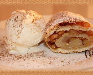 Коричный рулет с кедровыми орешками