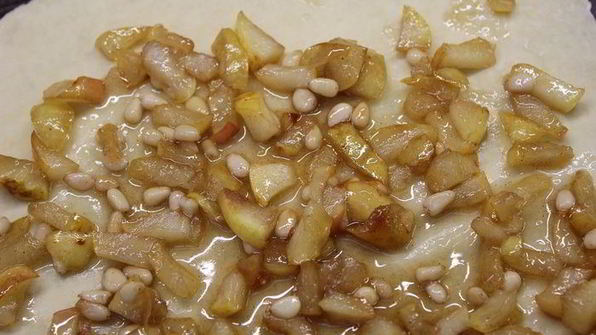 коричный рулет с кедровыми орешками