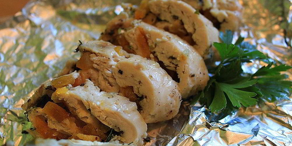 Рецепт куриного рулета с курагой и песто
