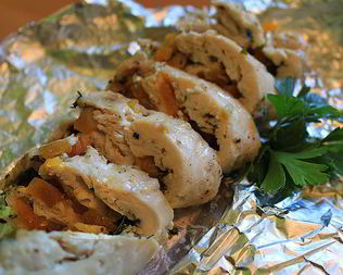 Куриный рулет с курагой и песто