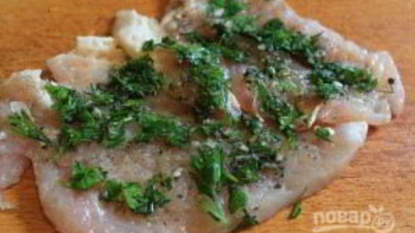 куриный рулет с курагой и песто