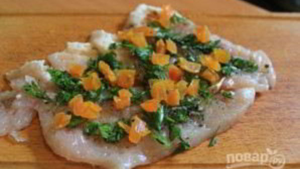 куриный рулет с курагой и песто