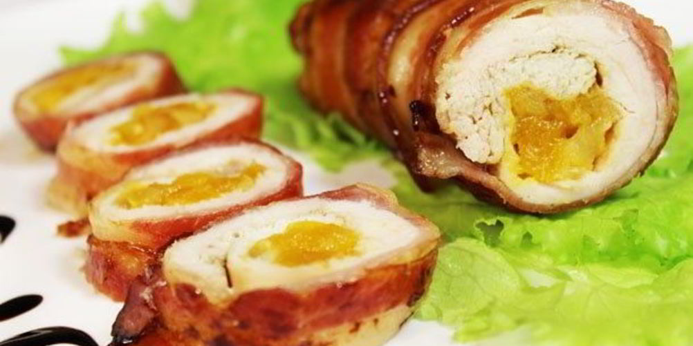 Рецепт куриных рулетиков с курагой и беконом
