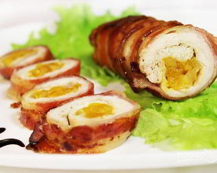 Куриные рулетики с курагой и беконом
