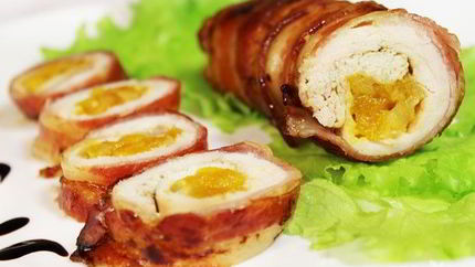 Куриные рулетики с курагой и беконом