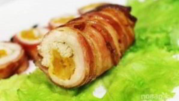 куриные рулетики с курагой и беконом
