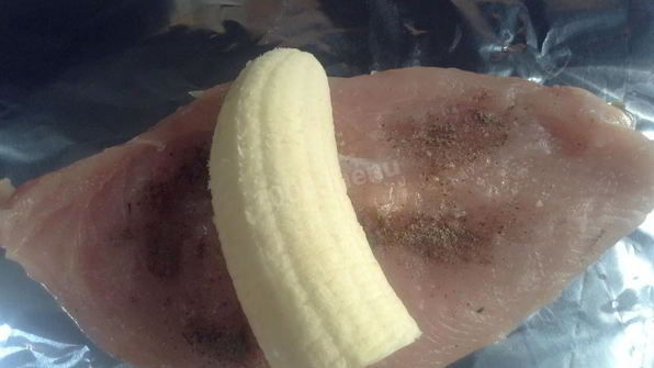 куриные рулеты с бананом и яблочным соусом