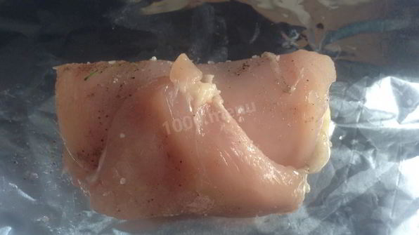 куриные рулеты с бананом и яблочным соусом