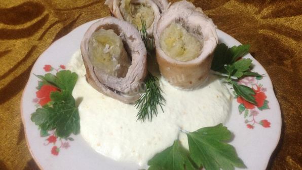 куриные рулеты с бананом и яблочным соусом