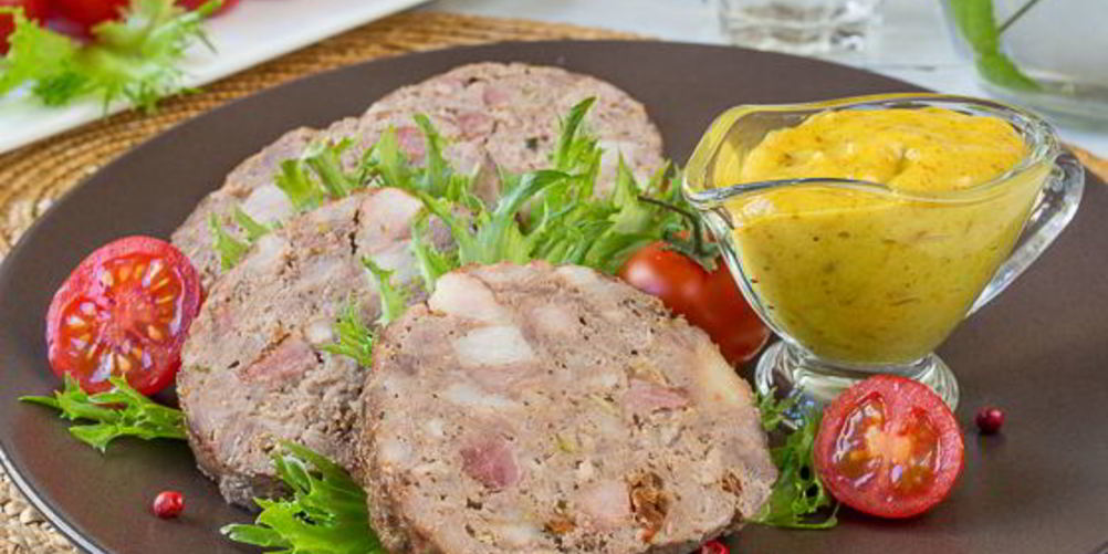 Рецепт мясного рулета с копченой грудинкой