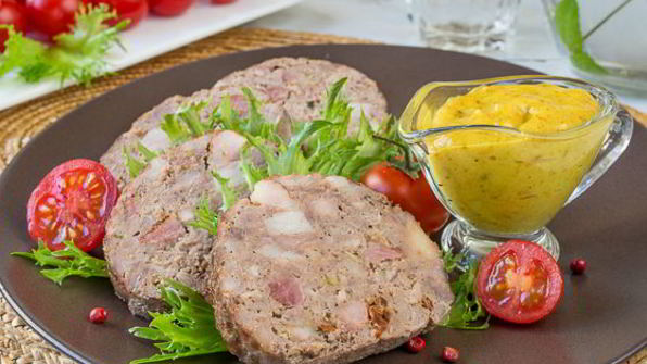 мясной рулет с копченой грудинкой