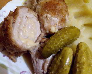 Мясные рулетики с сыром и чесноком